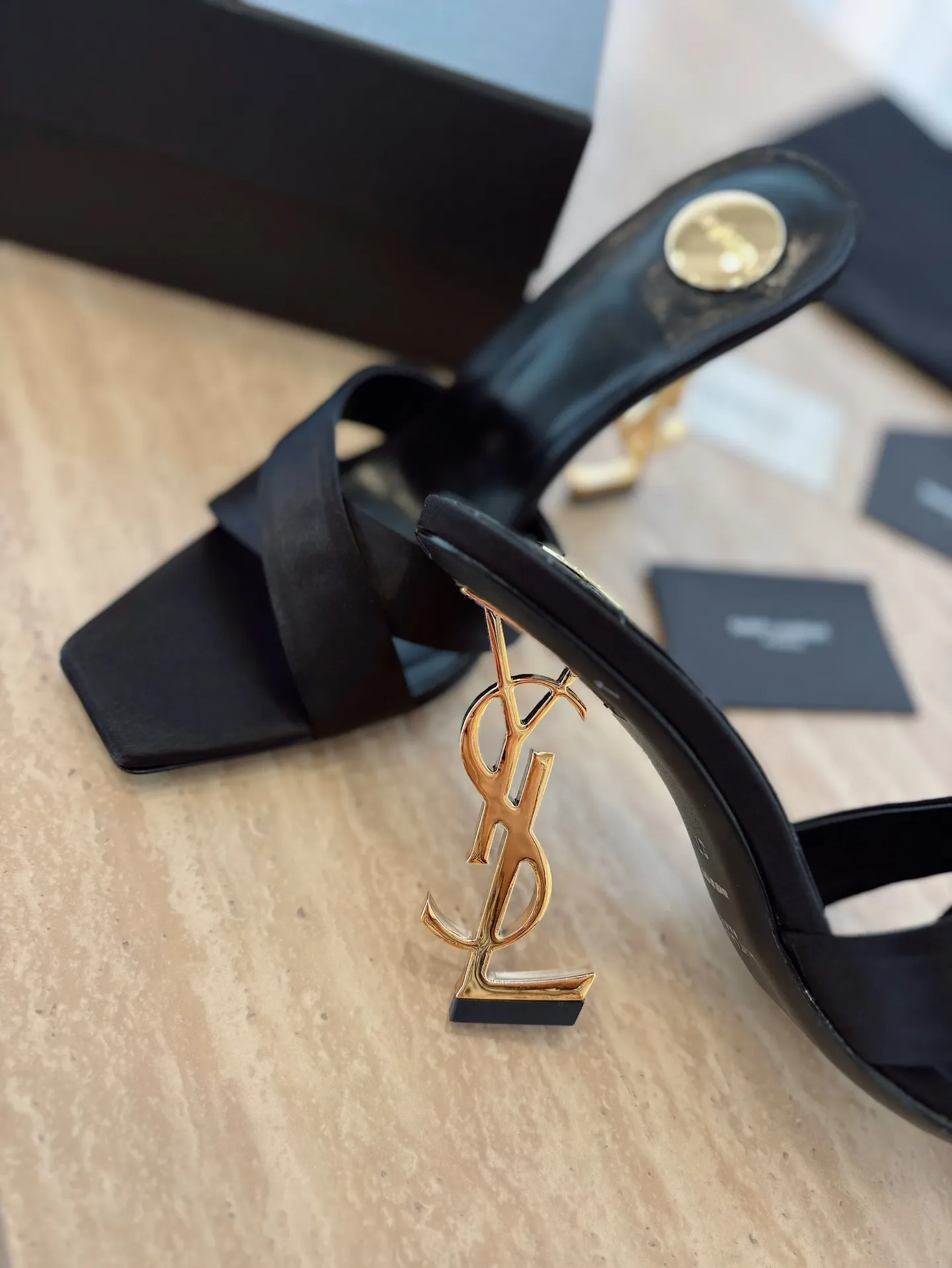 👟👟Ex-factory price 520👟👟 "SAINT LAUREN*" Saint Laurent YSL classic high-heeled shoes and sandals. Only YSL understands women's hearts best and does not accept refutation. It is a super invincible feminine artifact and a must-have for women (z-product full-body customization, own molded hardware accessories, perfect consistency). Compare the differences between pictures and products on the market ✔ Upper: Customized imported calf patent leather ✔Inner lining: imported 🐑 sheepskin ✔Sole: imported genuine leather outsole ✔Heel height: 10.5cm ✔Number of yards: 35-39 (40 can be customized and non-returnable) (Full set of packaging)